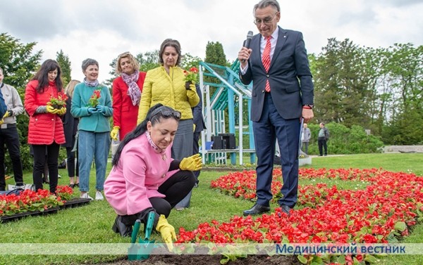 
			В Ботаническом саду высадили клумбу в память об умерших от СПИДа		