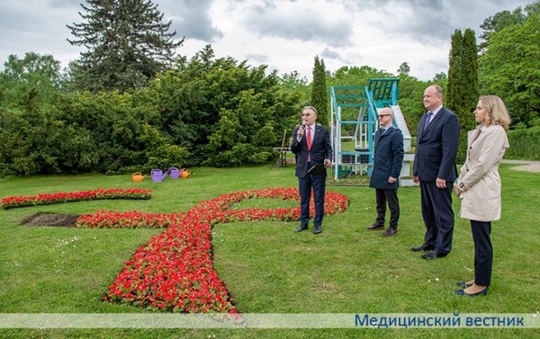 
			В Ботаническом саду высадили клумбу в память об умерших от СПИДа		