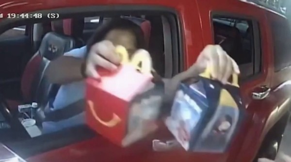 Восьмилетняя девочка, получившая ожог куриным наггетсом, получит от ресторана фастфуда компенсацию в $800 тысяч Восьмилетняя девочка, получившая ожог куриным наггетсом, получит от ресторана фастфуда компенсацию в $800 тысяч