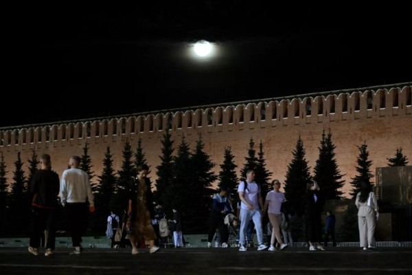 Ночью можно было увидеть осетровую луну. Как она выглядела