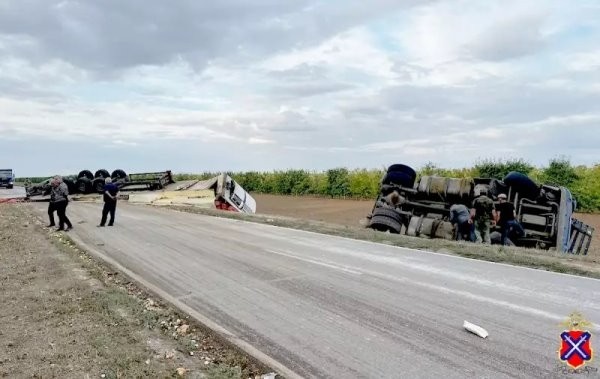 Семейный экипаж дальнобойщиков из Беларуси попал в серьезную аварию под Волгоградом Семейный экипаж дальнобойщиков из Беларуси попал в серьезную аварию под Волгоградом