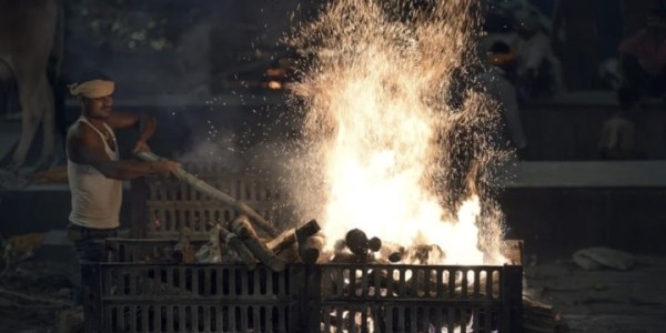 «Мы были напуганы». В Индии женщина неожиданно очнулась перед своей кремацией «Мы были напуганы». В Индии женщина неожиданно очнулась перед своей кремацией