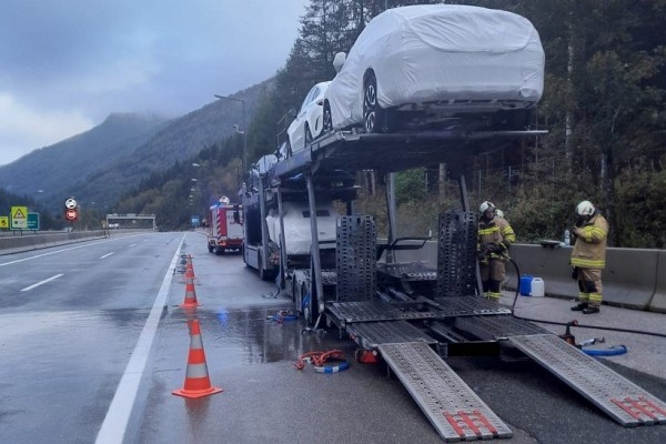 В Австрии в туннеле загорелся автовоз белоруса