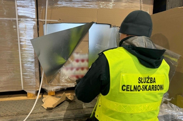 В Польше задержали белорусских дальнобойщиков с контрабандой на $2 миллиона В Польше задержали белорусских дальнобойщиков с контрабандой на $2 миллиона