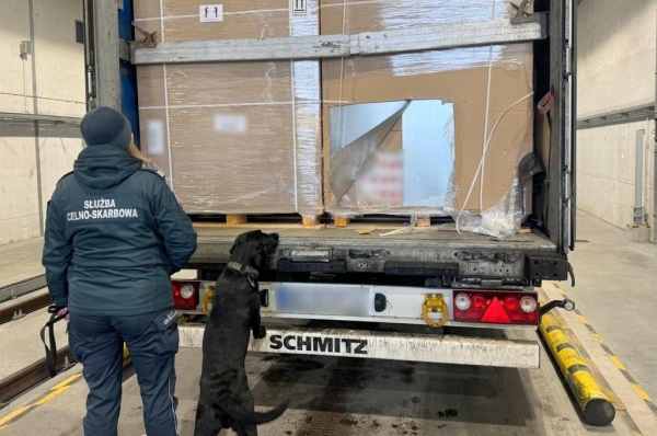 В Польше задержали белорусских дальнобойщиков с контрабандой на $2 миллиона В Польше задержали белорусских дальнобойщиков с контрабандой на $2 миллиона