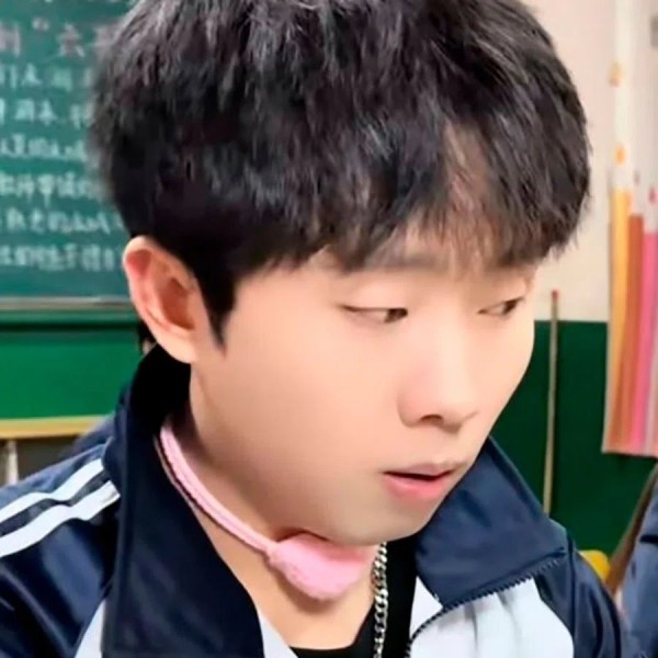 Дурдом или новая мода? В Китае парни начали носить «лифчики для кадыка»