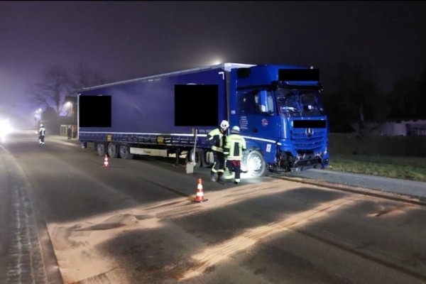 В Германии белорус на фуре снес два уличных фонаря В Германии белорус на фуре снес два уличных фонаря