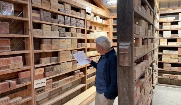 Мужчина больше 40 лет собирал кирпичи. Зачем?