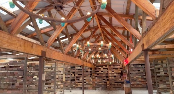 Мужчина больше 40 лет собирал кирпичи. Зачем?